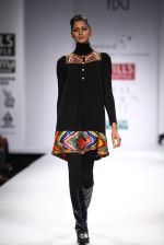 Model walks the ramp for Mynah_s Reynu Tandon at Wills Lifestyle India Fashion Week Autumn Winter 2012 Day 5 on 19th Feb 2012 (35).JPG